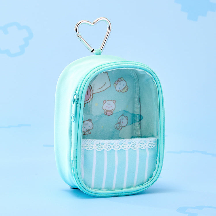 BT21 MMMM BABY PVC Transparent White Pouch, poche transparente blanche avec motif, marque BT21, fond bleu ciel.