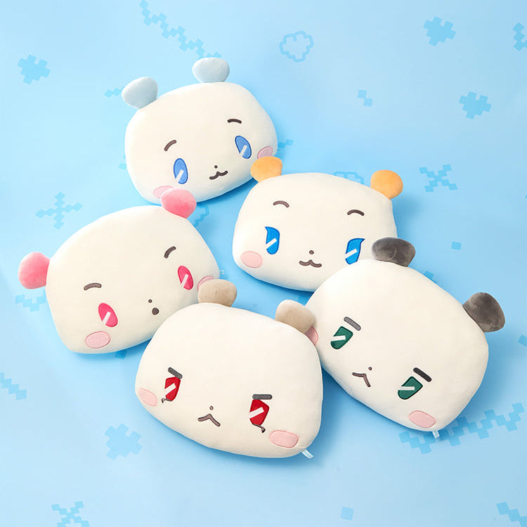 Décris l'image : BT21 MMMM Large Mochi Face Cushion, coussins visages sur fond bleu avec flocons neige.