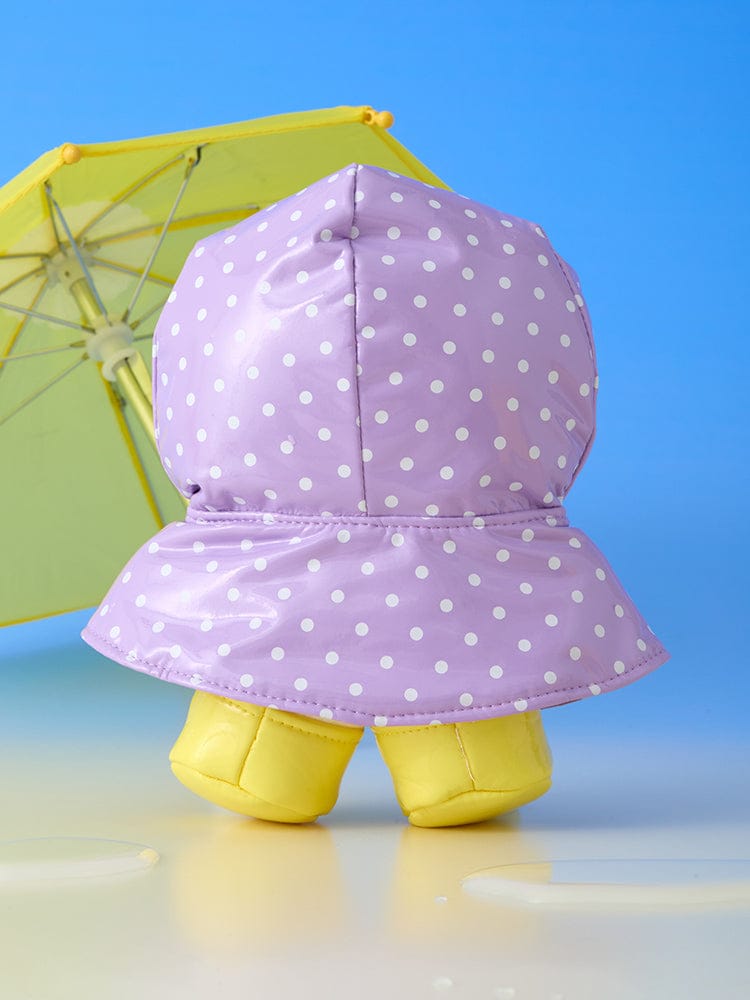 BT21 RAINY DAY CLOSET - RAINCOAT AND RAIN BOOTS : peluche BT21 en imperméable violet et bottes, style parapluie, fond bleu ciel.