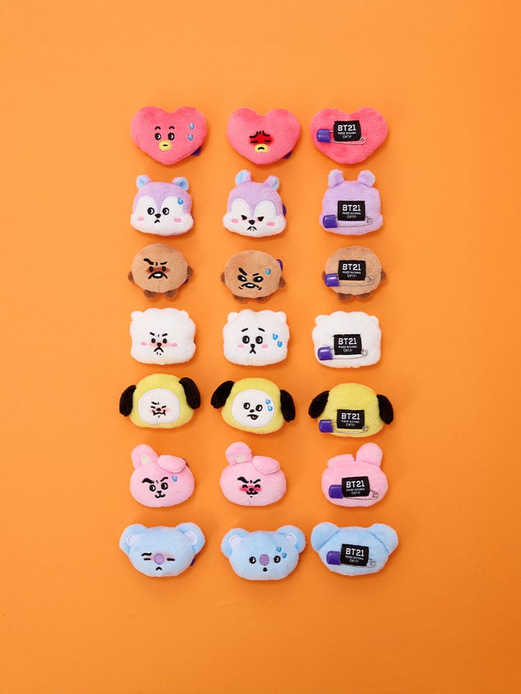 BT21 RANDOM FACE PLUSH BROOCH TODAY'S FACE (1P) : broches peluche colorées BT21 sur fond orange, personnages mignons.