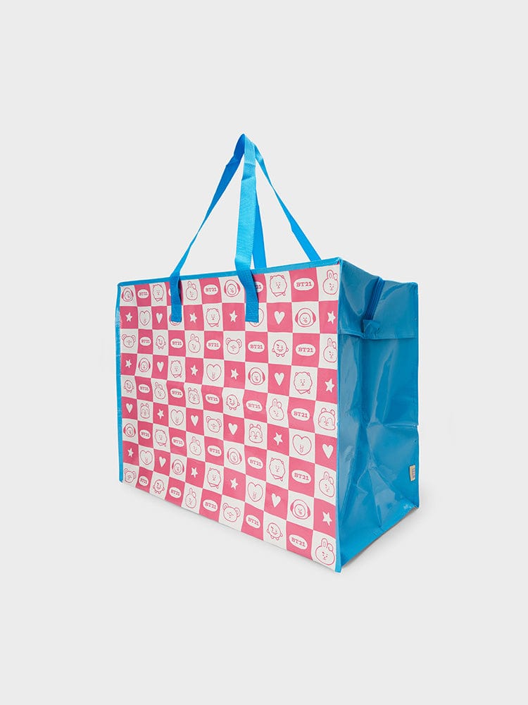 BT21 REUSABLE BAG (XL) 2023 F/W TRAVEL ACC. EDITION : sac réutilisable bleu avec motifs BT21, LINE FRIENDS en visuel produit.