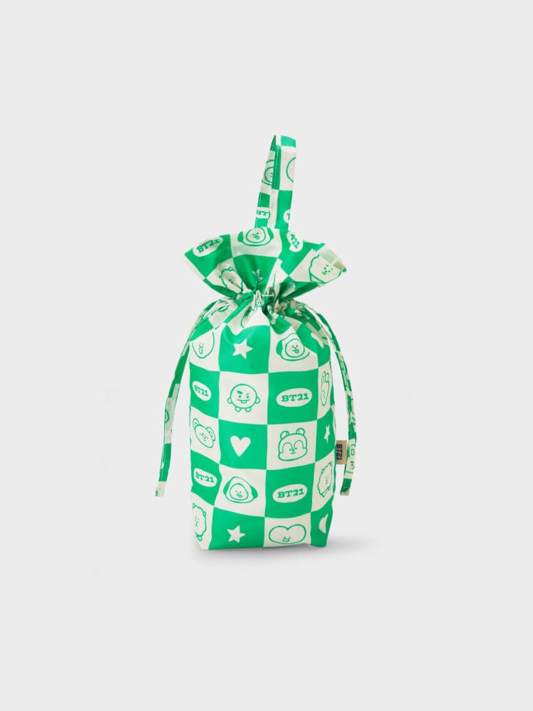 BT21 REUSABLE BOTTLE CARRIER GREEN 2023 F/W TRAVEL ACC. EDITION, sac bouteille vert avec motifs BT21 sur fond clair