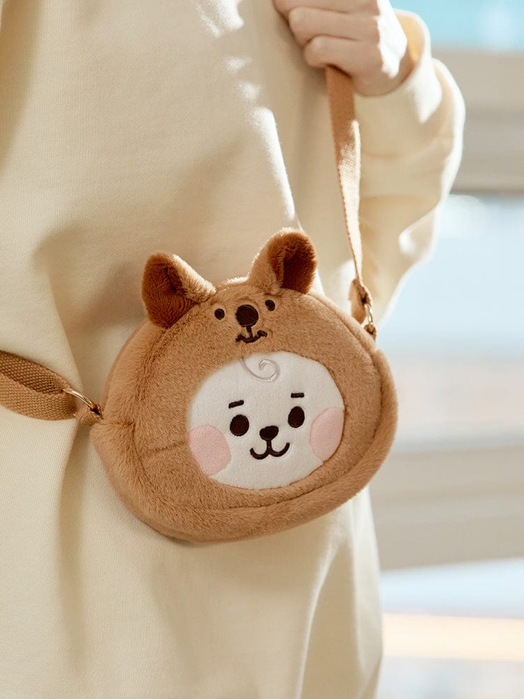BT21 RJ BABY CROSSBODY BAG FLUFFY, sac traversant peluche alpaga RJ sur vêtement beige, contexte quotidien LINE FRIENDS.