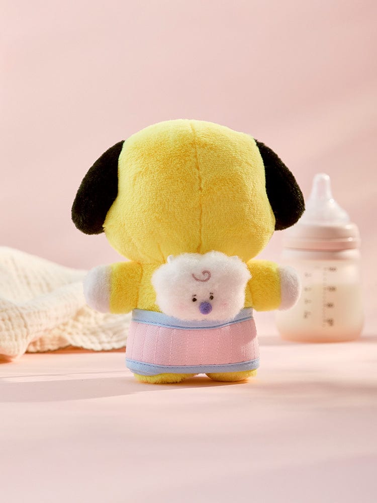 BT21 RJ BABY PLUSH CLOSET - BABY SLING NEWBORN SEASON 2 : peluche RJ alpaga dans un nid bébé, décor chambre rose
