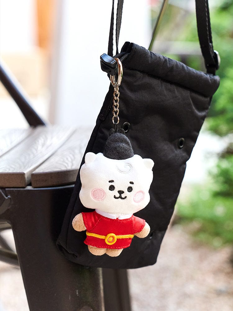 BT21 RJ BABY PLUSH KEYRING K-EDITION 2 porte-clés en peluche RJ de LINE FRIENDS, accroché à un sac noir à l’extérieur