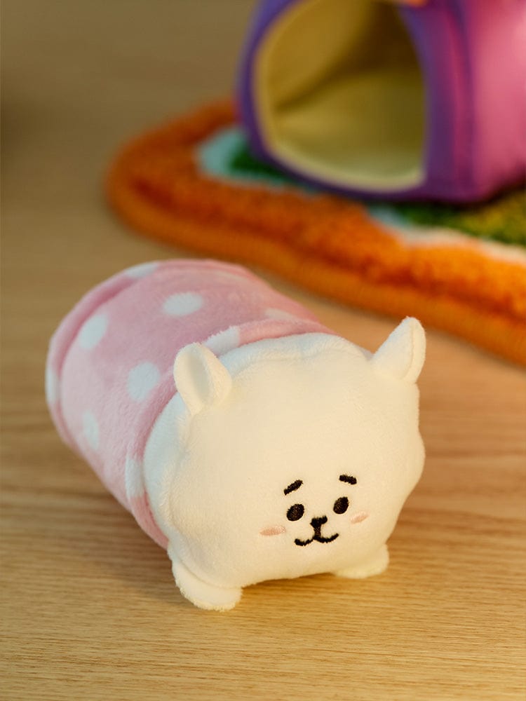 BT21 RJ DOLL CAMPFIRE : peluche RJ LINE FRIENDS devant un décor camping, sur table en bois, style mignon