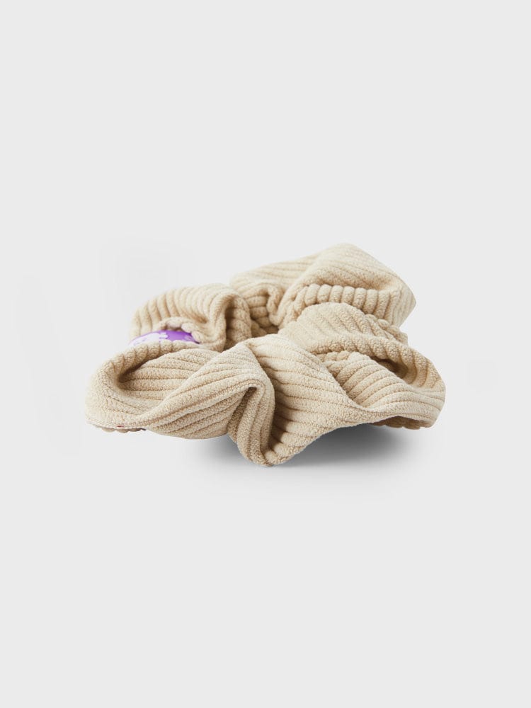 BT21 RJ HAIR SCRUNCHIE NEW BASIC EDITION : chouchou cheveux beige avec alpaga RJ, produit beauté officiel LINE FRIENDS, fond clair.