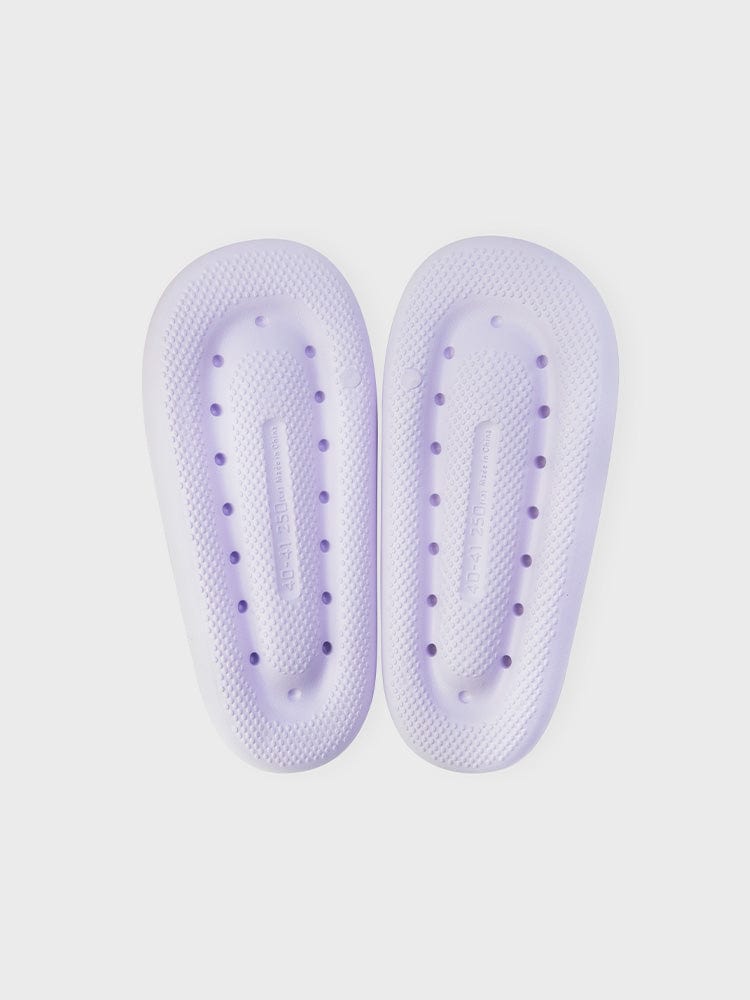 BT21 RJ SLIPPERS ON THE CLOUD EDITION : chaussons officiels LINE FRIENDS en nuage, alpaga RJ violet, vue sur fond clair.