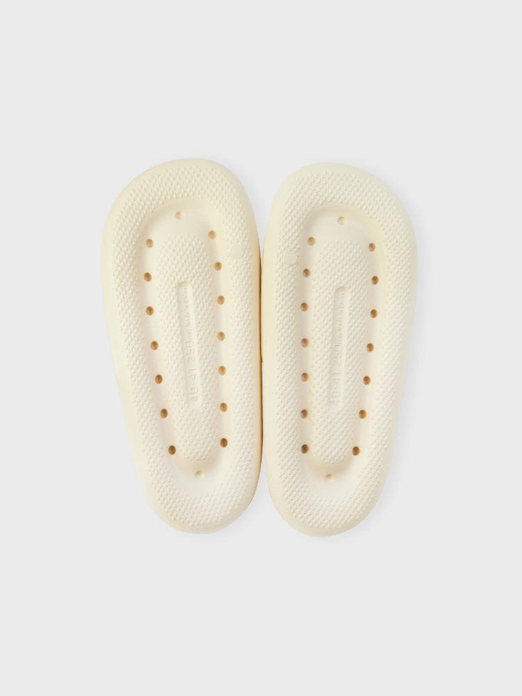 BT21 SHOOKY SLIPPERS ON THE CLOUD EDITION, chaussons officiels LINE FRIENDS, coloris crème sur fond clair kawaii