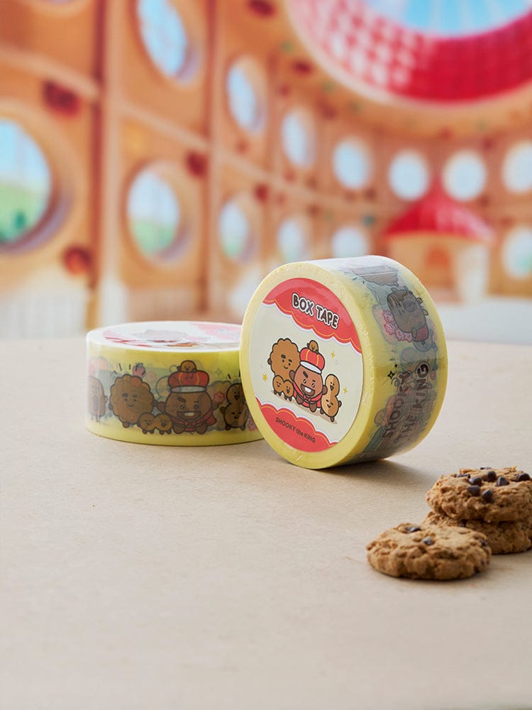 BT21 SHOOKY THE KING PACKING TAPE, ruban décoratif officiel LINE FRIENDS sur bureau, motif SHOOKY, cookies en arrière-plan.