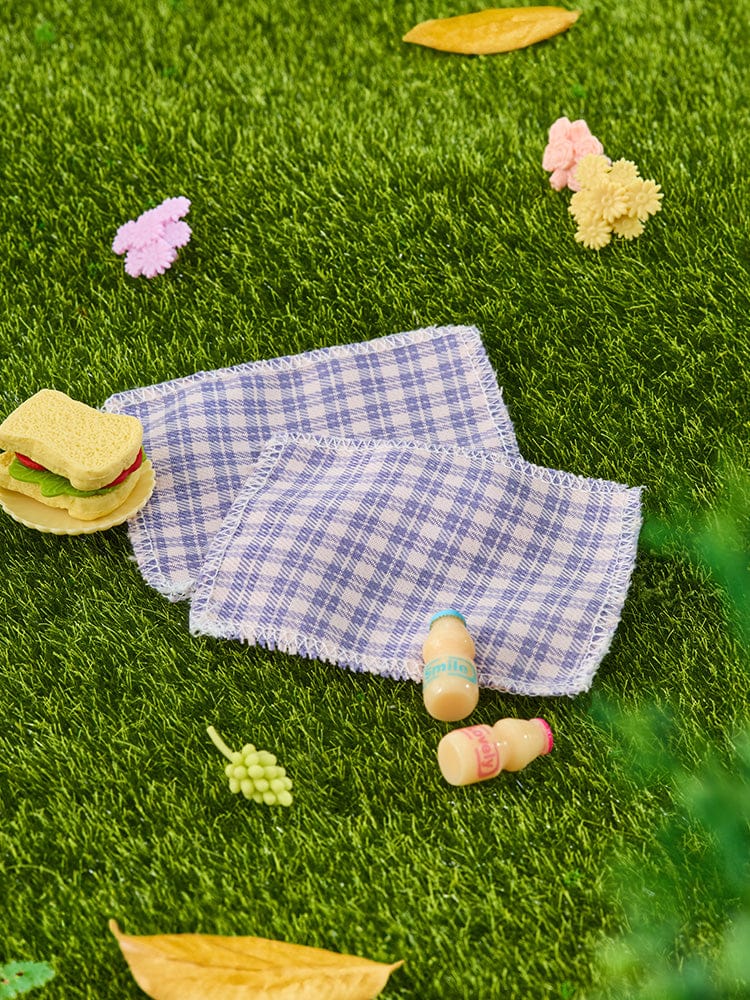 BT21 SHOOKY mini minini PLUSH PICNIC MATE : peluche SHOOKY en pique-nique, sur herbe verte, déco chambre.