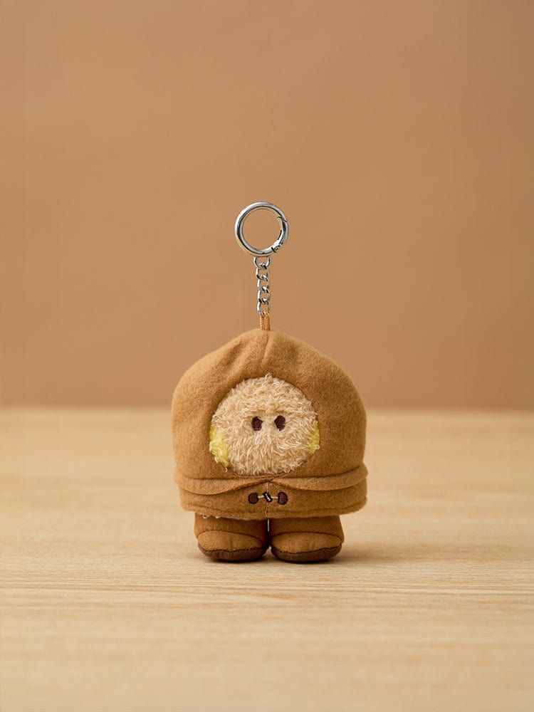 BT21 SHOOKY minini DOLL KEYRING BOOTS EDITION : porte-clés officiel SHOOKY en mini doudou, sur fond bois beige.