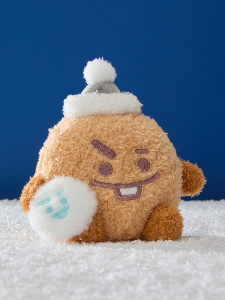 BT21 SNOWMAN PLUSH de LINE FRIENDS, peluche officielle neige, figurine décorative au design bonhomme de neige sur fond bleu.