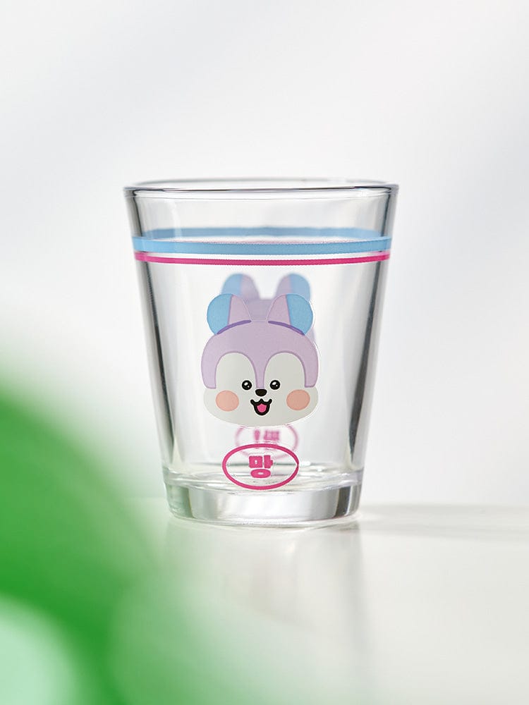 BT21 SOJU SHOT GLASS SOUVENIR de LINE FRIENDS : verre shot BT21 avec personnage violet, fond blanc.