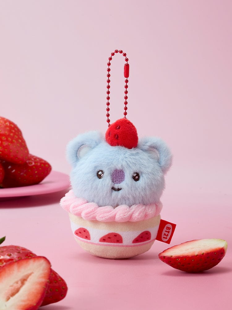BT21 STRAWBERRY TART PLUSH KEYRING STRAWBERRY PARTY, porte-clés en peluche LINE FRIENDS BTS, sur fond rose avec fraises.
