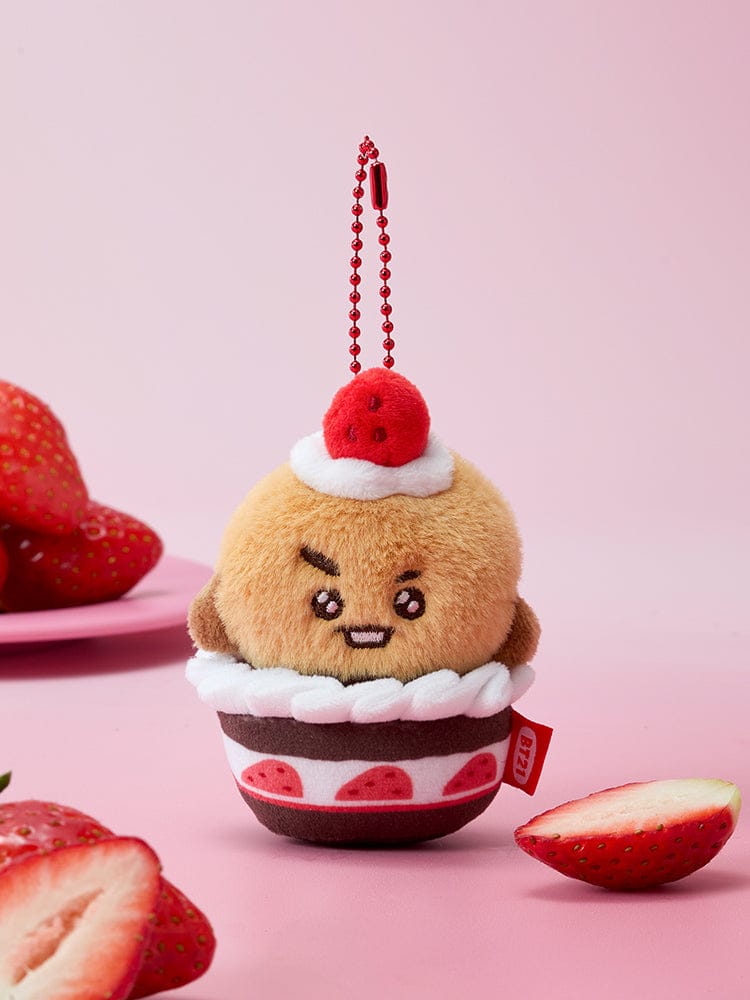 BT21 STRAWBERRY TART PLUSH KEYRING STRAWBERRY PARTY : porte-clés plush officiel BT21, posé sur fraises, fond rose.