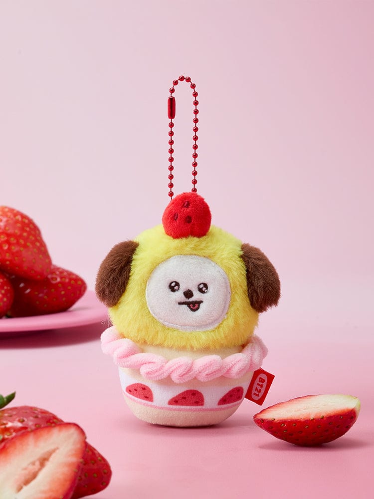BT21 STRAWBERRY TART PLUSH KEYRING STRAWBERRY PARTY : porte-clés plush BT21 officiel avec motif fraise, sur fond rose.