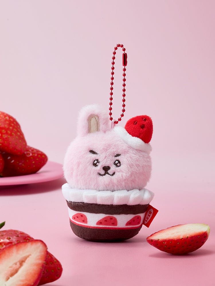 BT21 STRAWBERRY TART PLUSH KEYRING STRAWBERRY PARTY : porte-clés plush officiel BT21 sur fond rose, fraises et gâteau