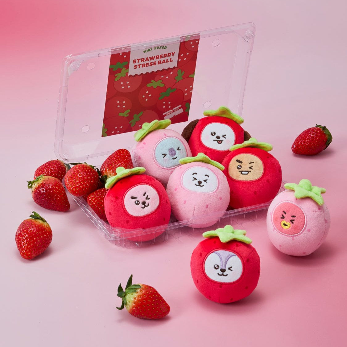 BT21 Strawberry Party Stress Ball Doll en fraises, marque BT21, déco rose en studio, balles anti-stress mignonnes.