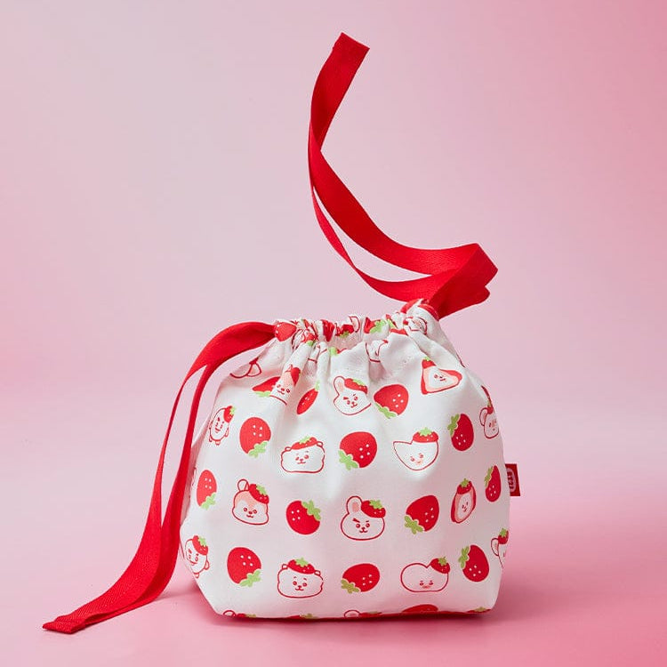 BT21 Strawberry Party String Pouch par la marque BT21 : pochette à cordon blanche aux motifs fraise, sur fond rose.