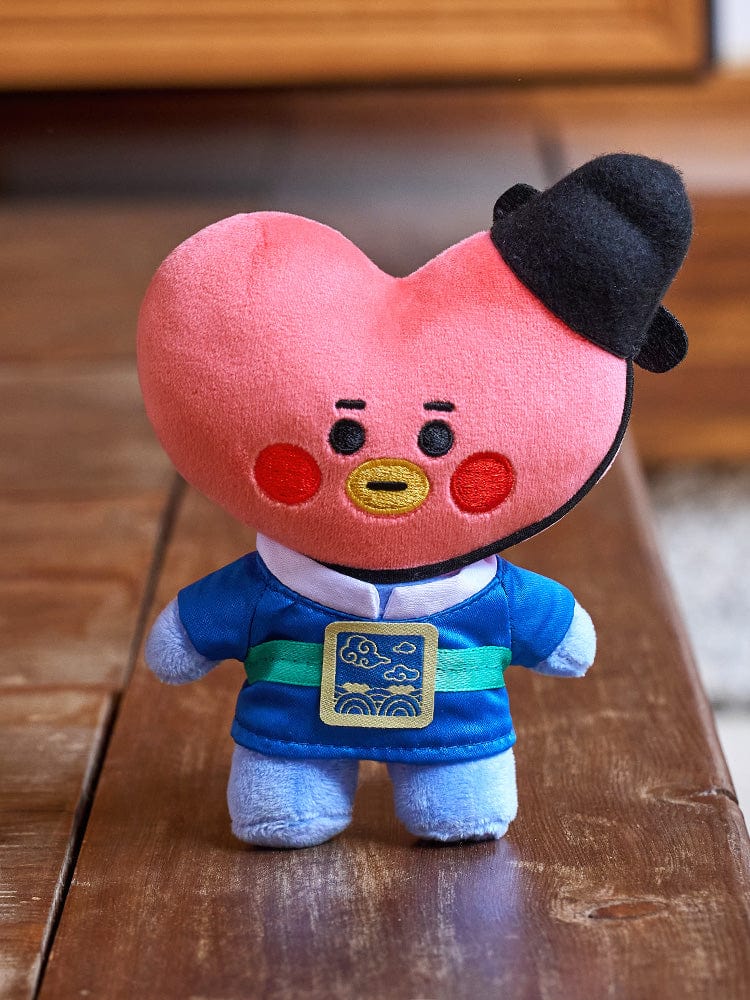BT21 TATA BABY PLUSH DOLL K-EDITION 2 : peluche officielle TATA V de BTS, posée sur table en bois, chambre