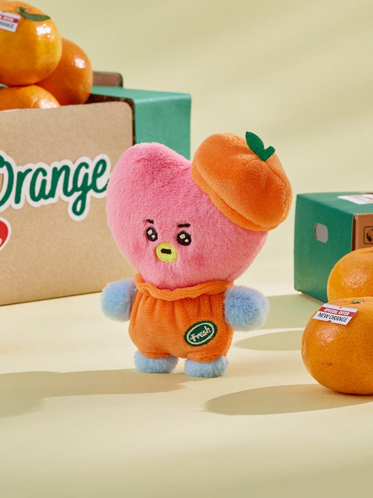 BT21 TATA BABY PLUSH ORANGE PARTY : peluche TATA orange, prince extraterrestre V BTS, sur étagère, décor Orange Party.