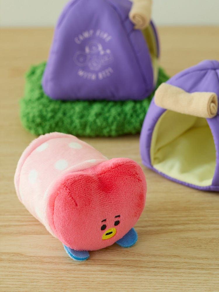 BT21 TATA DOLL CAMPFIRE peluche officielle LINE FRIENDS, TATA prince extraterrestre, sur table, décor campfire