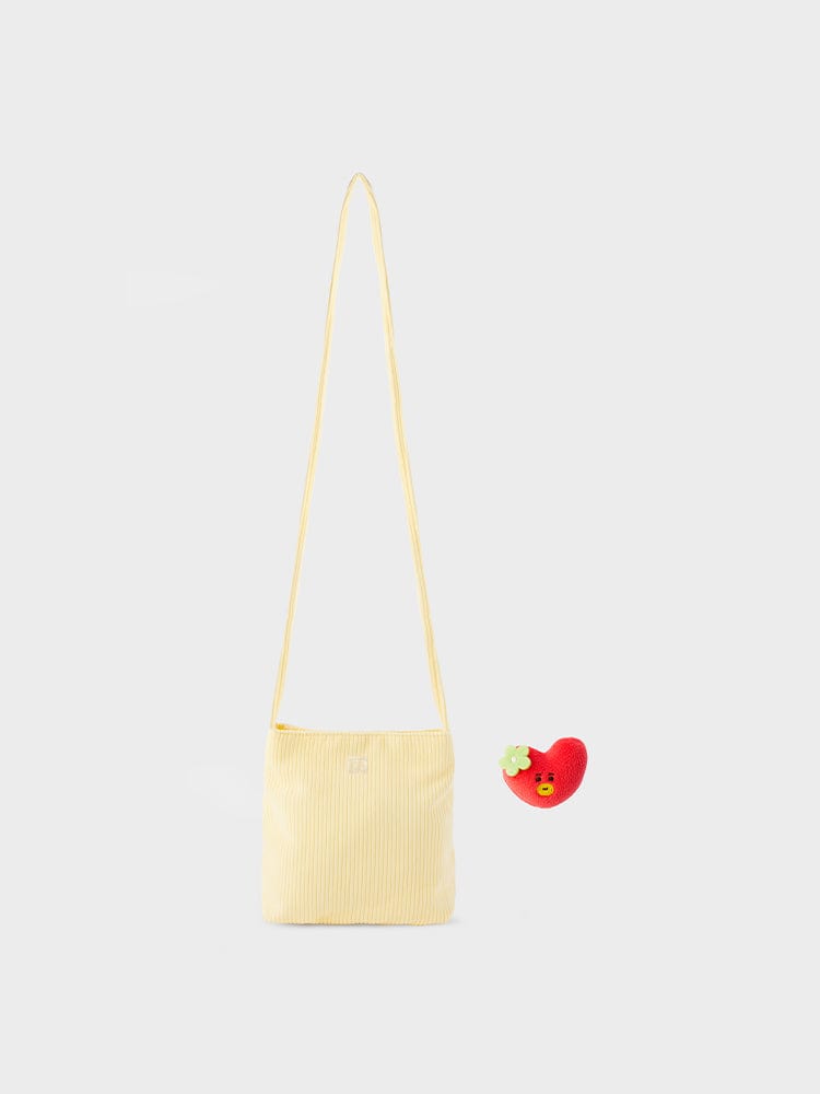 BT21 TATA MINI CORDUROY CROSSBODY BAG SPRING DAYS, sac croisé corduroy jaune avec TATA rouge, look printanier sur fond clair.