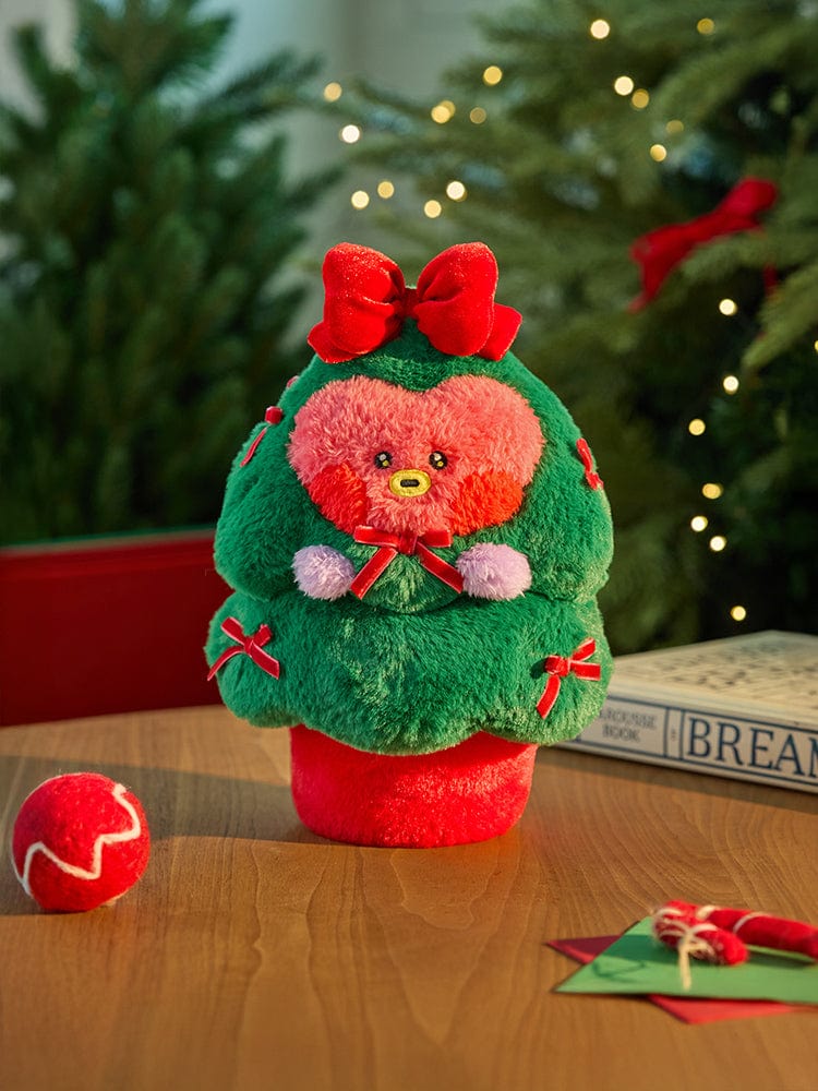 BT21 TATA minini TREE PLUSH PETITE HOLIDAY : peluche TATA sur sapin vert, décorations de Noël, ambiance festive.