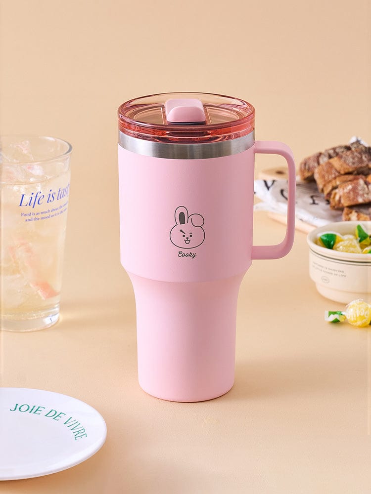 BT21 TUMBLER (28 OZ) DAILY BASIC de LINE FRIENDS : tasse rose kawaii avec couvercle, décor de table à l’intérieur.