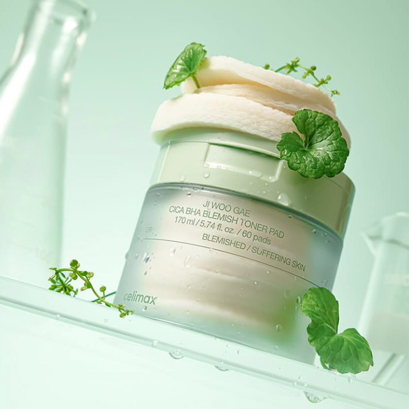 CELIMAX Ji Woo Gae Cica BHA Blemish Toner Pad 60 pads, photo produit, pot vert à feuilles sur fond clair, gouttes