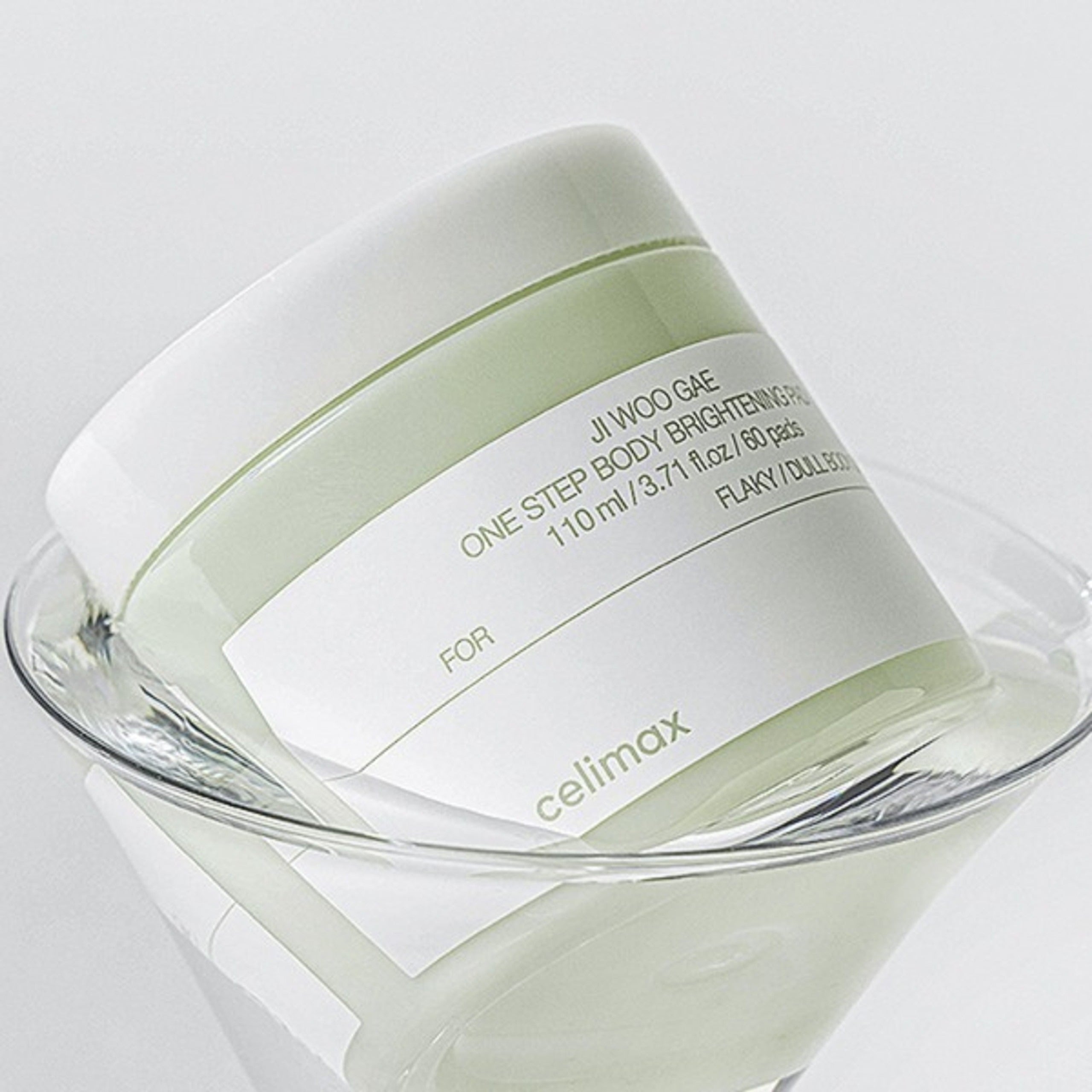 CELIMAX Ji Woo Gae One Step Body Brightening Pad 60 Pads, marque CELIMAX, coussinets blancs verts sur fond blanc