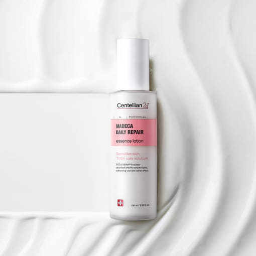 Décris l'image en français en mentionnant le produit, la marque et le contexte visuel : CENTELLIAN 24 Madeca Daily Repair Essence Lotion 100ml