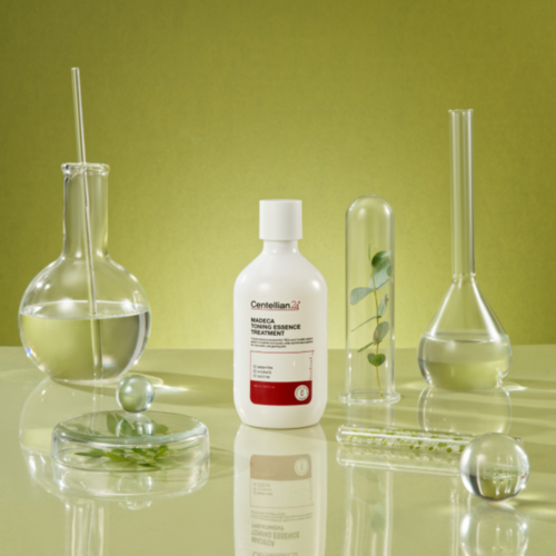 Décris l'image en français : CENTELLIAN 24 Madeca Toning Essence Treatment 300ml, flacon sur fond vert, décor produits beauté.