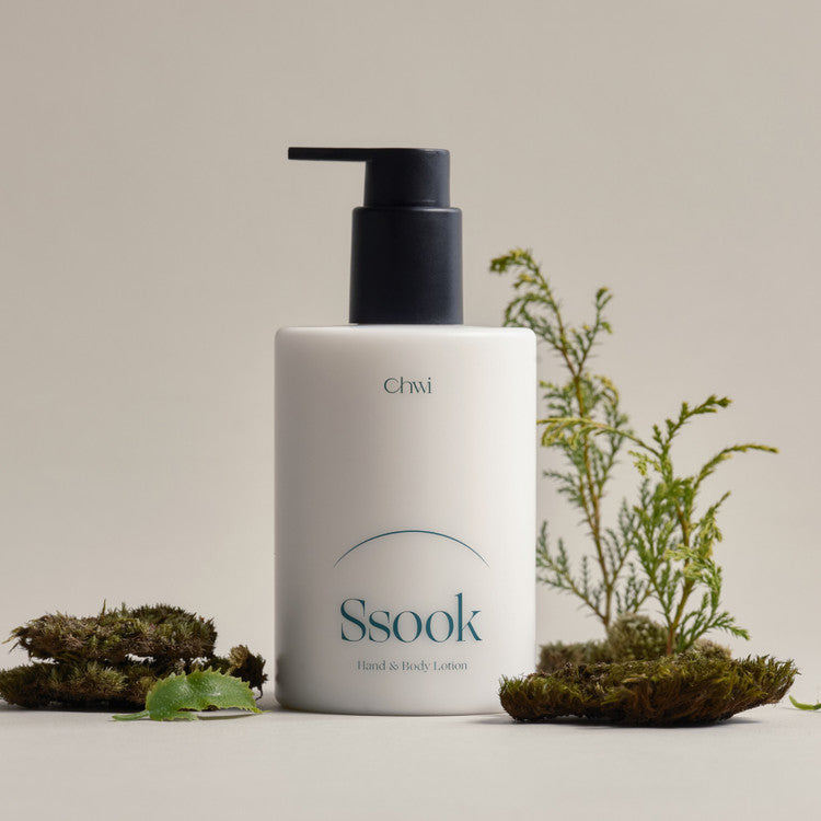 CHWI (CHI) Ssook Hand & Body Lotion 300ml de la marque CHWI, flacon pompe sur fond beige avec plantes et mousse.