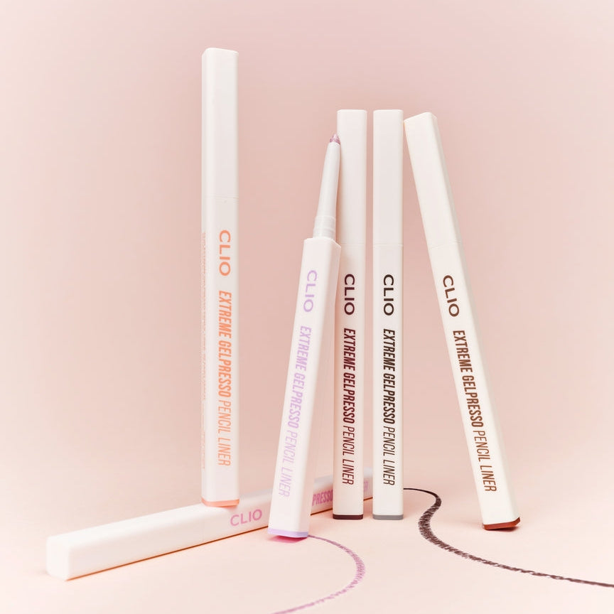 CLIO NEW Extreme Gelpresso Pencil Liner, crayons eyeliner de la marque CLIO sur fond rose, maquillage.