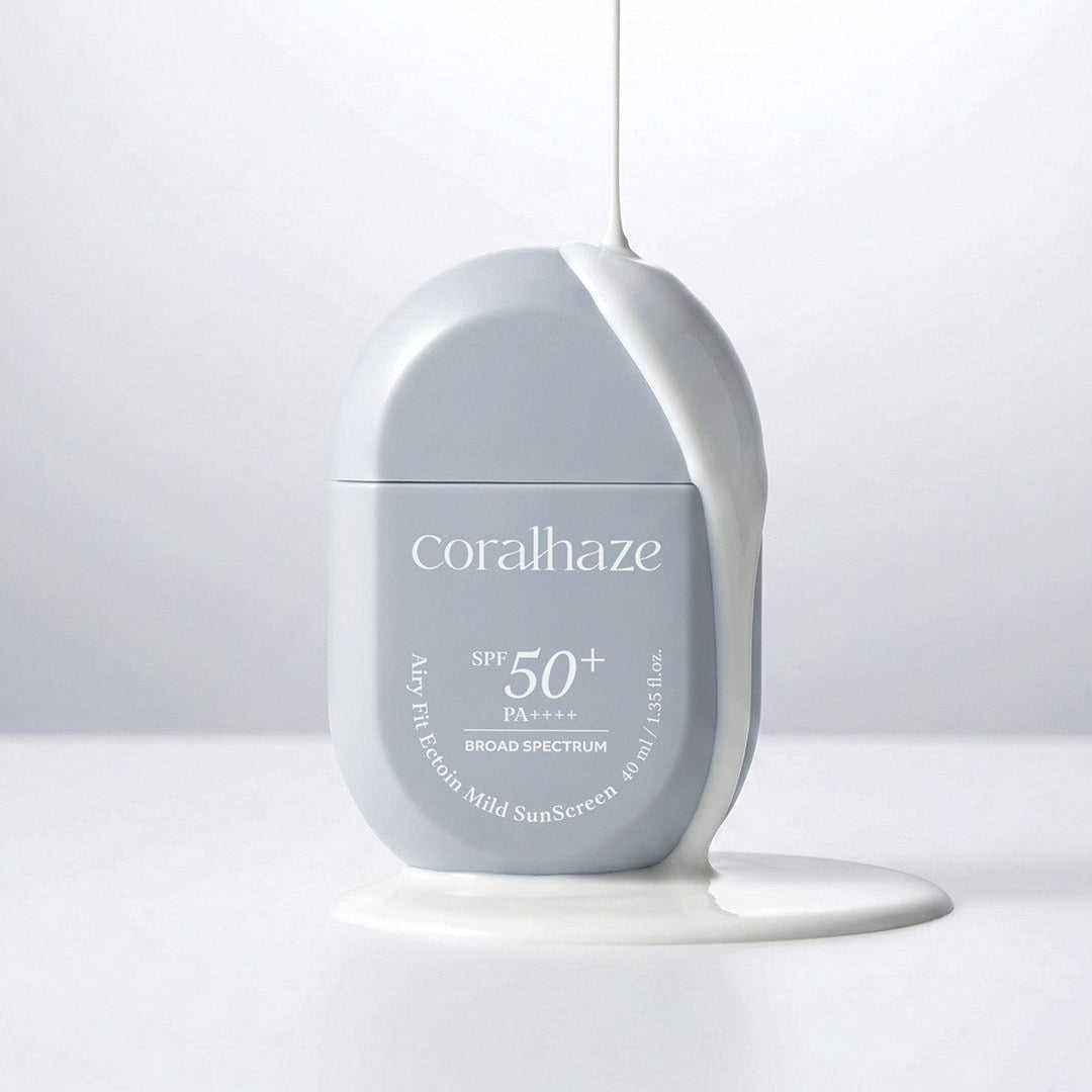 Décris l'image en français : CORALHAZE Airy Fit Ection Mild Sunscreen 40ml, pot bleu sur fond clair, branding marque.