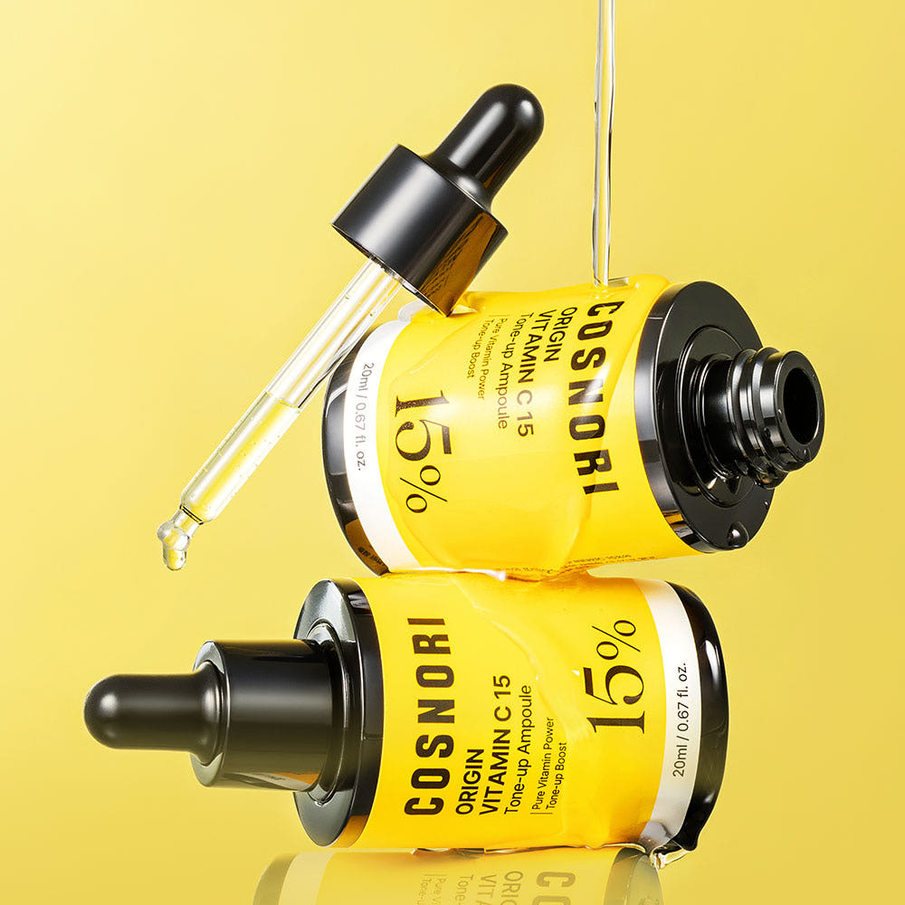 COSNORI Origin Vitamin C 15 Tone-Up Ampoule 20ml de la marque COSNORI, flacons jaune vif sur fond jaune, image produit