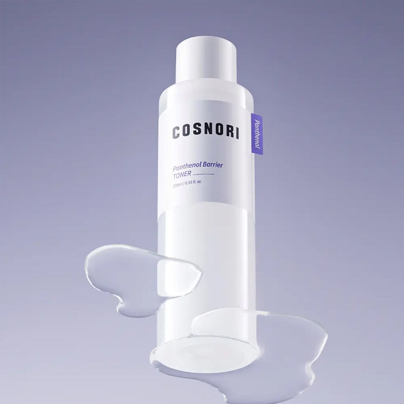 COSNORI Panthenol Barrier Toner 205ml de COSNORI, flacon blanc sur fond violet avec texture crème, contexte beauté