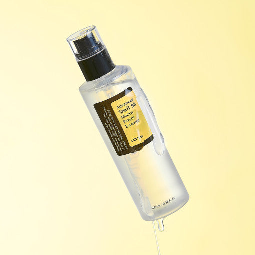 COSRX Advanced Snail 96 Mucin Power Essence 100ml, flacon cosmétique sur fond jaune, essence hydratante et apaisante