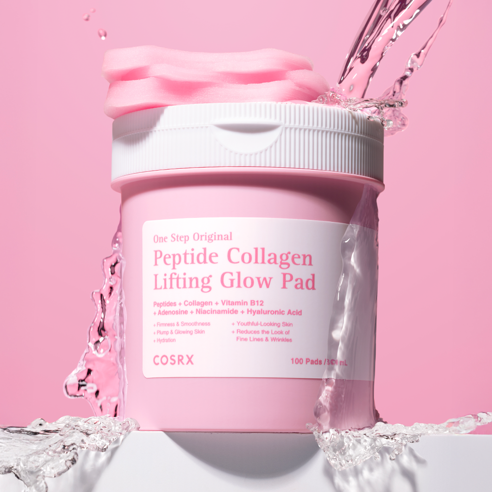 Décris l'image en français : COSRX One Step Original Peptide Collagen Lifting Glow Pads (100 sheets) COSRX sur fond rose