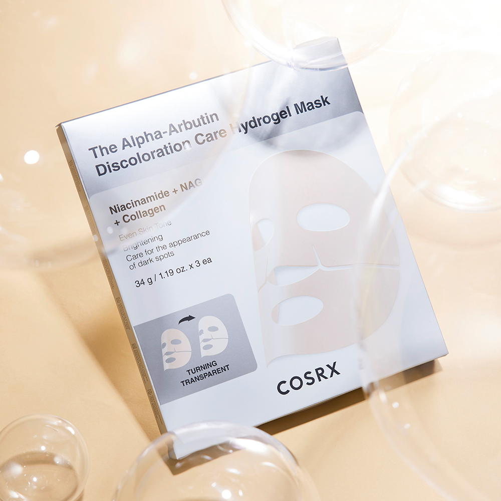 COSRX The Alpha-Arbutin Discoloration Care Hydrogel Mask (3EA) : masque hydrogel en boîte, contexte skincare lumineux, marque COSRX
