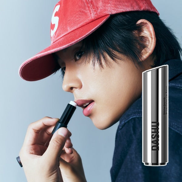 Décris l'image en français en mentionnant le produit, la marque et le contexte visuel. DASHU Men's Water Balm Snap Color Lip Balm