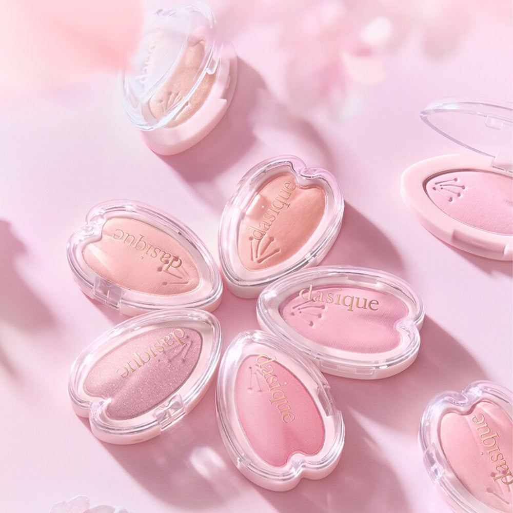 DASIQUE Blooming Single Shadow, fard à paupières simple de la marque sur fond pastel rose, packaging cœur transparent.