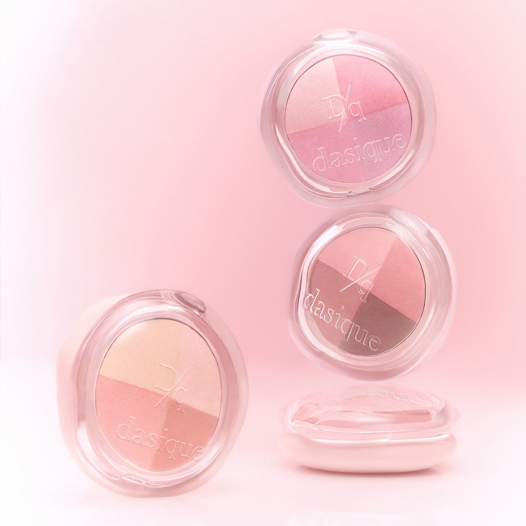DASIQUE Multi Quad Shadow de marque DASIQUE, quads de maquillage dans un packaging transparent sur fond rose.
