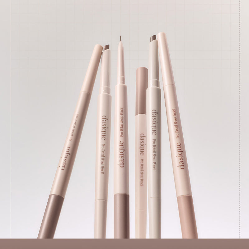 DASIQUE Pro Detail Brow Pencil 6 colors de la marque DASIQUE, stylos à sourcils beige sur fond clair.