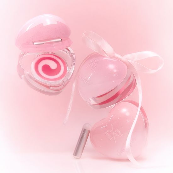 DASIQUE Daisy Candy Rolling Pot, maquillage en forme de coeur rose avec ruban décoratif.