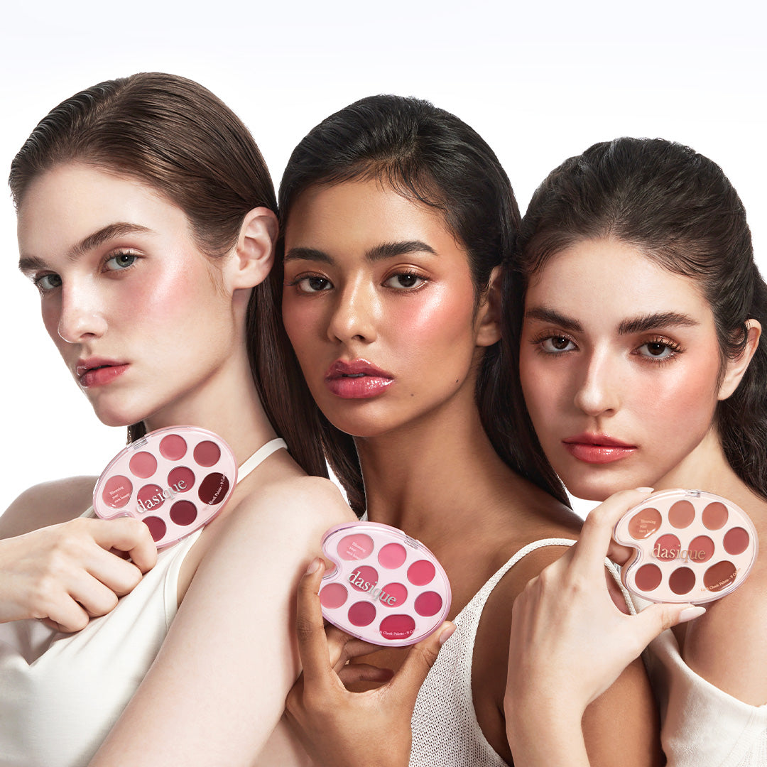 Trois femmes avec palette DASIQUE Mood Painting Lip & Cheek Palette, montrant des teintes vibrantes pour lèvres et joues.