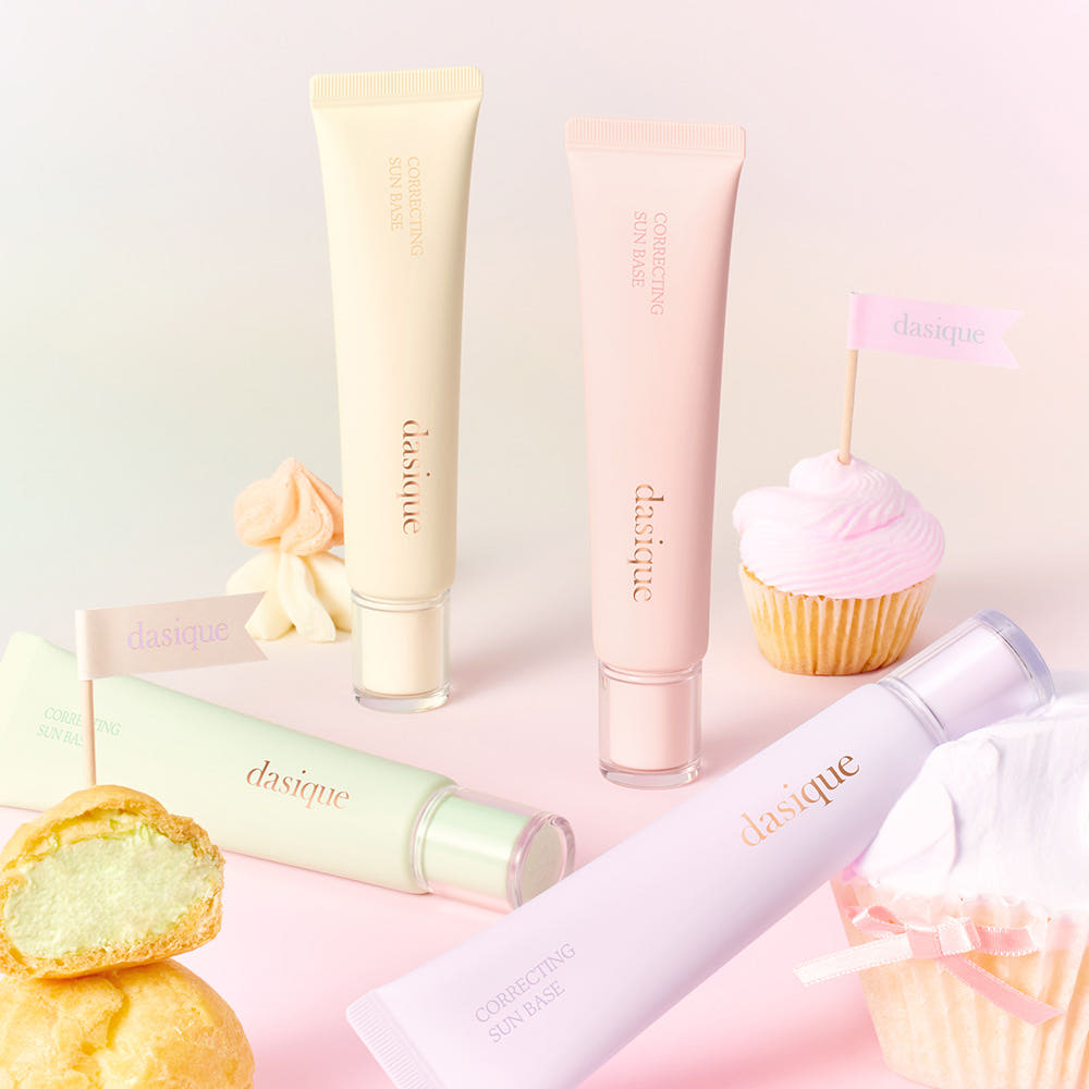 DASIQUE Correcting Sun Base 30ml, produits de la marque DASIQUE sur fond pastel, visuel beauté en studio