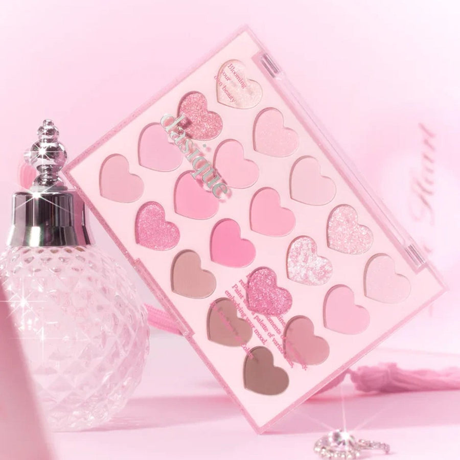 DASIQUE Mood Shadow Palette (#01 to #07) de la marque DASIQUE, packaging cœurs roses sur fond rose maquillage